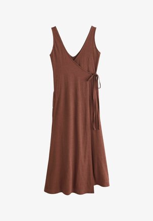 Robe portefeuille marron sans manches avec col en V et lien sur le côté, en tissu léger texturé, longueur genou avec légère évasement.