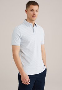 Polo de color azul claro con un patrón de diamantes texturizado, mangas cortas y un cuello. Presenta botones sutiles y un dobladillo redondeado.