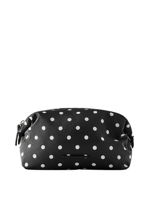 Trousse de maquillage rectangulaire noire à pois blancs avec fermeture éclair sur fond blanc.