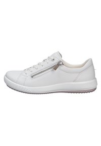 Zapatilla blanca de cuero con punta redonda, cordones en la parte delantera y detalle de cremallera lateral. Presenta una suela texturizada con una ligera elevación.