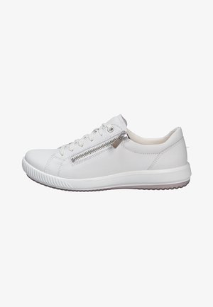 Witte leren sneaker met een ronde neus, vetersluiting aan de voorkant en een zijritsdetail. Heeft een gestructureerde zool met een lichte verhoging.