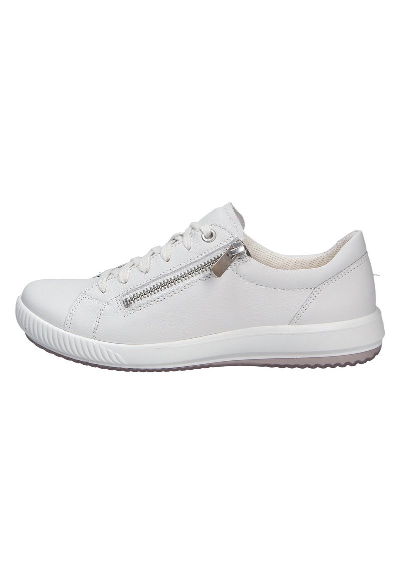 Zapatilla blanca de cuero con punta redonda, cordones en la parte delantera y detalle de cremallera lateral. Presenta una suela texturizada con una ligera elevación.