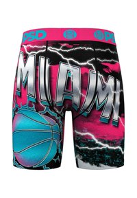 Șorturi de sport negre cu un brâu roz, având inscripția "MIAMI" în litere îndrăznețe argintii și un grafic cu un baschet albastru pe un fundal vibrant.