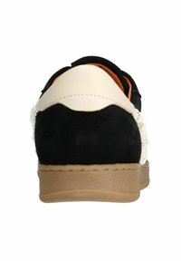 Zwarte en crèmekleurige sneaker met een bovenwerk van suede, gestructureerde accenten, veters en een rubberen zool. Achteraanzicht toont de contrasterende materialen.