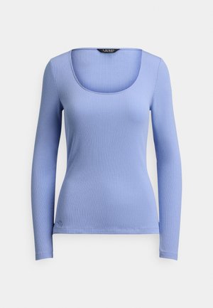 Bluza cu mâneci lungi din material reiat albastru deschis, cu decolteu larg rotund și croi mulat. Textură subtilă și detaliu cu logo la tiv.