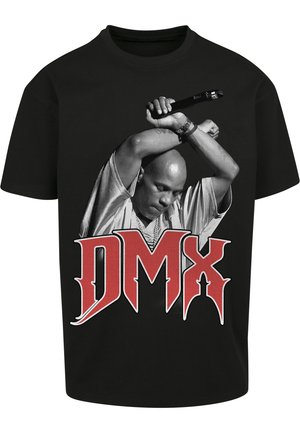 Sort bomulds T-shirt med et grafisk motiv af en mand med hænderne hævet og "DMX" trykt med fed rødt bogstaver nedenfor. Klassisk crew neck design.