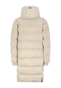 Beige Daunenmantel mit hoher Kapuze, gesteppten Bereichen zur Isolierung, gestrickten Bündchen und einem kleinen Markenetikett am unteren Rand.