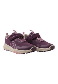 Scarpe da atletica viola con tomaia in rete, fascia in velcro e accenti rosa. Presentano una suola in gomma e un interno ammortizzato per il comfort.