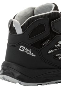 Scarpa da trekking nera e grigia con materiale sintetico testurizzato, parte superiore in rete, tallone rinforzato e distintivo logo bianco sul lato.