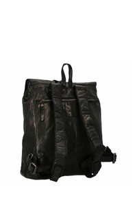 Zaino in pelle nera con due spallacci regolabili, una maniglia superiore e una tasca con zip sulla parte anteriore. Superficie texturizzata con cuciture.
