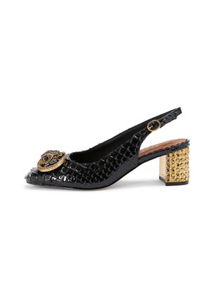 Chaussure slingback en cuir verni noir avec un bout carré, ornée d'une boucle décorative dorée et d'un talon doré clouté.