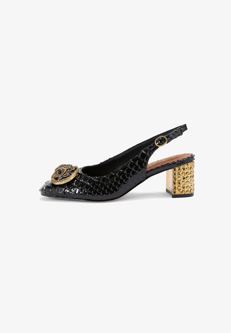 Chaussure slingback en cuir verni noir avec un bout carré, ornée d'une boucle décorative dorée et d'un talon doré clouté.