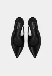 Μαύρα vegan ψηλοτάκουνα παπούτσια με λουράκι στο πίσω μέρος, μυτερή μύτη, λεία υφή και μινιμαλιστικό σχεδιασμό. Ελαστική σόλα για καλύτερη πρόσφυση.