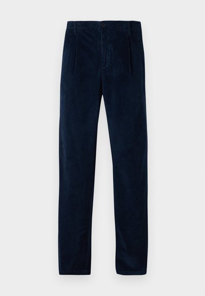 Pantalones de corduroy azul marino con pliegues delanteros, presillas para cinturón, bolsillos laterales y un cierre de botón y cremallera, exhibidos planos sobre un fondo blanco.
