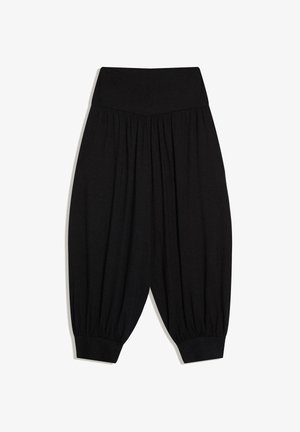 Zwarte losse broek met brede elastische tailleband, geplooide stof en omgeslagen enkels, weergegeven op een witte achtergrond.