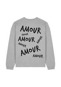 Felpa grigia con testo nero audace che recita "AMOUR" in diverse posizioni e dimensioni sulla schiena. Design classico con collo rotondo.