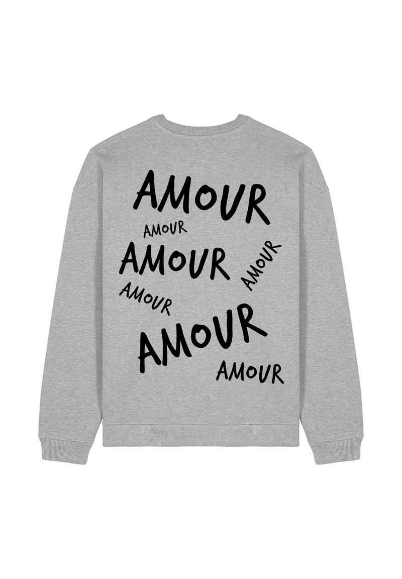 Felpa grigia con testo nero audace che recita "AMOUR" in diverse posizioni e dimensioni sulla schiena. Design classico con collo rotondo.