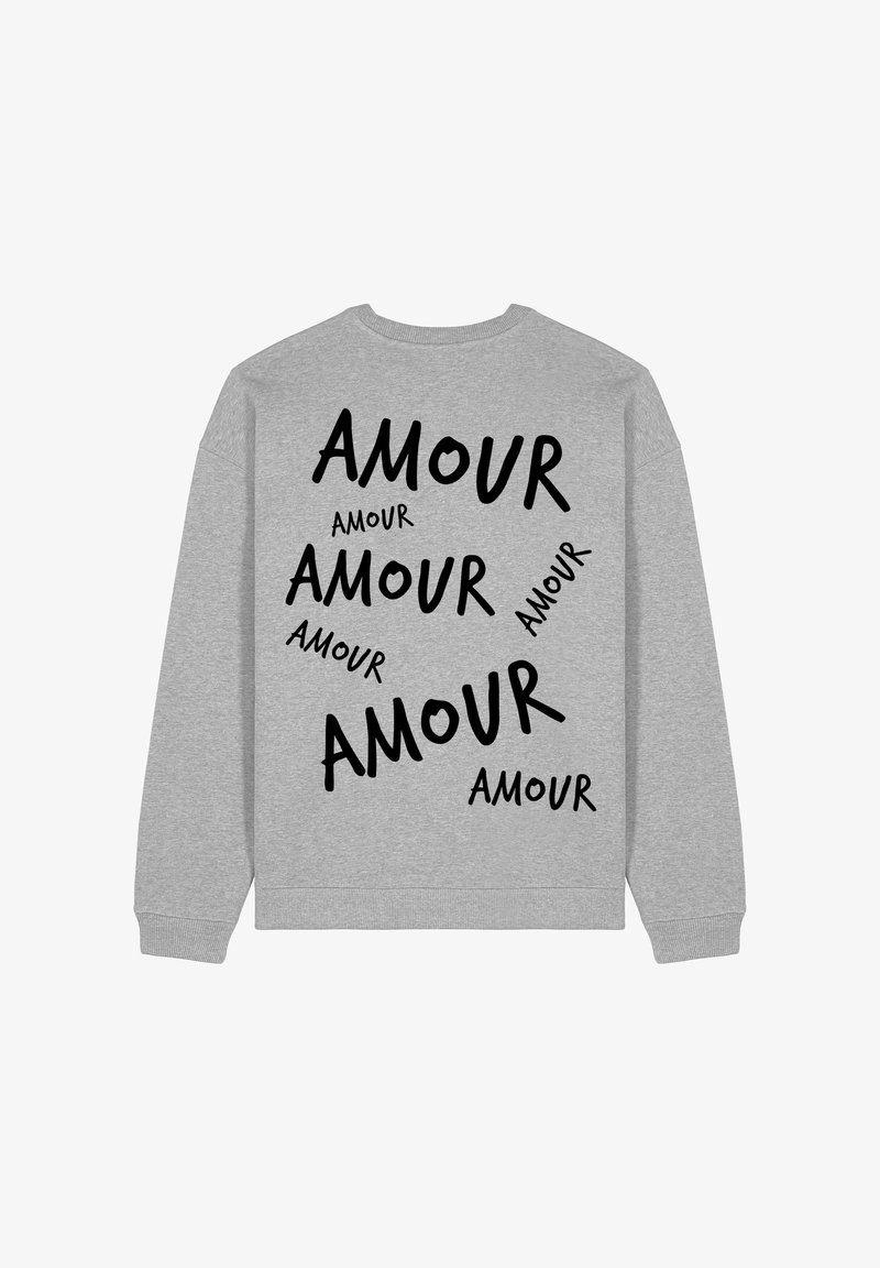 Sweat-shirt gris avec du texte noir en gras affichant "AMOUR" dans diverses orientations et tailles au dos. Design classique à col rond.