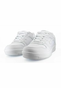 Vita atletiska sneakers med en slät läroverdel, snörning, perforerad tå och texturerad gummisula. Subtil branding på sidan.