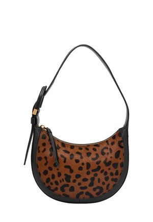 Sac à main à imprimé léopard brun et noir, avec une forme courbée, une bandoulière en cuir noir et une fermeture éclair agrémentée de détails en or.