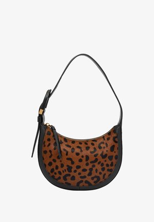 Sac à main à imprimé léopard brun et noir, avec une forme courbée, une bandoulière en cuir noir et une fermeture éclair agrémentée de détails en or.