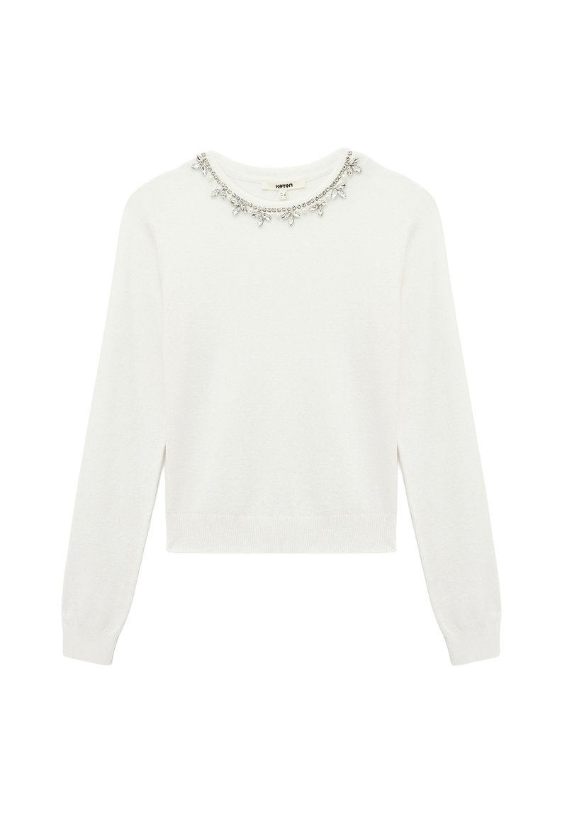 Maglione bianco con maniche lunghe e scollatura rotonda. Presenta un design decorativo con perline e fiori attorno al colletto.