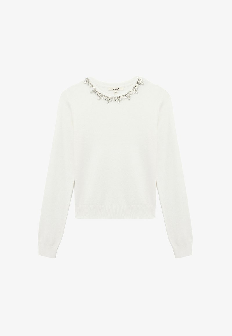 Maglione bianco con maniche lunghe e scollatura rotonda. Presenta un design decorativo con perline e fiori attorno al colletto.