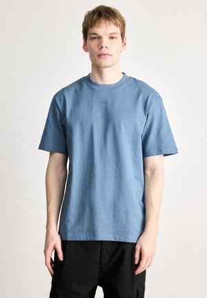 Blauwe katoenen t-shirt met ronde hals, korte mouwen en een subtiele geborduurde logo op de borst. Eenvoudig, ontspannen pasvorm ontwerp.