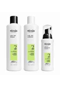 De Nioxin haarverzorgingsset bestaat uit een witte fles shampoo met een zwarte dop, een witte fles conditioner en een klein behandelingsflesje met een pomp.
