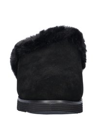 Zwarte suède sloffen met faux fur zoom langs de bovenrand, vlakke rubberen zool en afgeronde neus, die een gezellige en eenvoudige uitstraling hebben.