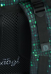 Zaino nero con una texture in rete, caratterizzato da un motivo di codice binario in verde. Include spallacci regolabili e un'etichetta con marchio.