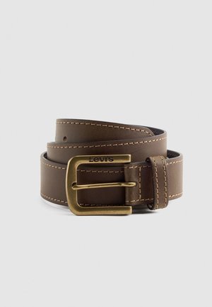 Ceinture en cuir marron avec boucle en métal doré estampillée "Levi's", avec des coutures beiges le long des bords, enroulée sur un fond gris clair.