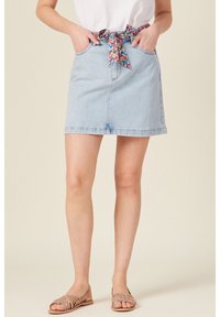 Džínová sukně ve světle modré barvě se květinovou vzorovanou tkaninovou šňůrkou v pase, obsahující dvě přední kapsy a rovný střih.
