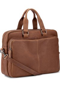 Malette en cuir marron avec deux poignées supérieures, une bandoulière amovible et une poche frontale zippée. Texture lisse avec des détails de couture subtils.