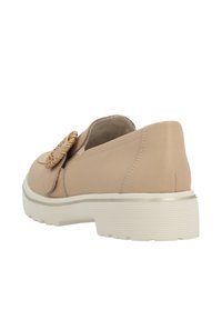 Beige kožené klouzací boty s kulatou špičkou, texturovanou gumovou podrážkou a tkaným detailem na boku. Minimalistický design.