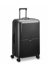 Maleta rígida negra con una superficie texturada, mango retráctil y cuatro ruedas con acentos amarillos. Cuenta con un bolsillo frontal con cremallera.