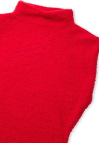 Světlý červený sametový top bez rukávů s vysokým, žebrovaným výstřihem na bílém pozadí.