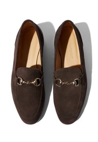 Braune Wildlederslippers mit gesticktem Design, goldfarbener Kettenakzent und glattem Lederinnenbereich, mit abgerundeter Zehenpartie und niedrigem Profil.