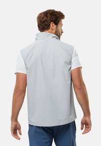 Gilet grigio chiaro senza maniche con colletto alto, realizzato in tessuto morbido. Presenta un design affusolato e cuciture piatte per il massimo comfort.