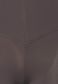 Nebbia HIGH WAISTED LEGGINGS SHORTS FIT SMART - Tajice - marron