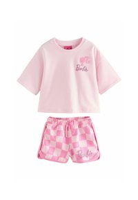 Lyserød bomulds sæt med en cropped T-shirt, der har et blødt Barbie-logo, og matchende ternede shorts med en broderet Barbie-detalje.