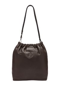 Brązowa skórzana torba typu bucket z paskiem na ramię i ściągaczem, o gładkiej fakturze i tłoczonym logo na przedniej części.