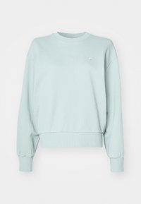 Sudadera de cuello redondo de manga larga en azul claro, con puños y dobladillo acanalados, que presenta un pequeño logo bordado en el lado izquierdo del pecho.