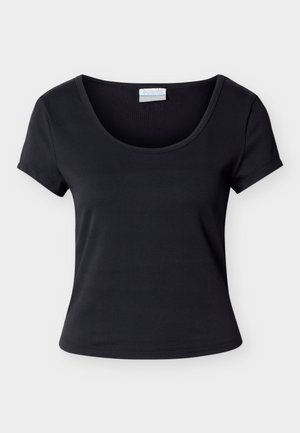 Črna ženska majica s kratkimi rokavi in oprijetim krojem, z izrezom v obliki zajca, teksturo rebrastega blaga in oznako blagovne znamke Columbia na zadnjem delu ovratnika.