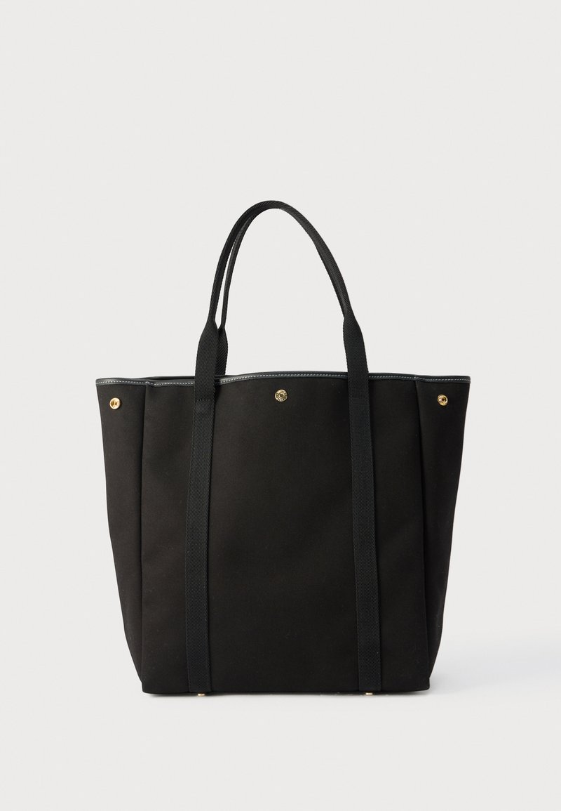 Μαύρη τσάντα ώμου με διπλούς ιμάντες, χρυσά κουμπώματα στις επάνω άκρες και μινιμαλιστικό σχέδιο σε ουδέτερο φόντο.