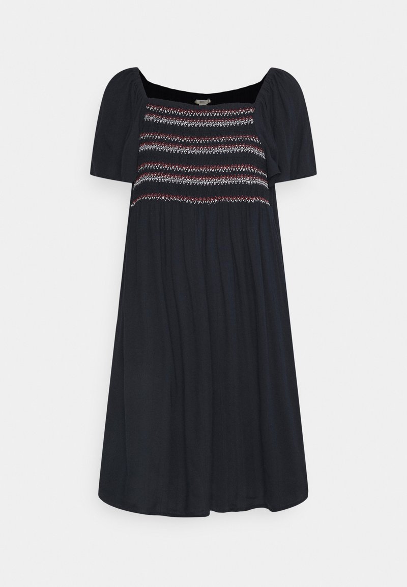 Robe noire avec un décolleté carré, des manches courtes bouffantes et un détail smocké en rouge et blanc sur la poitrine, présentant un design fluide.