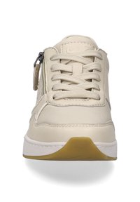 Beige nahkaiset tennarit, joissa on teksturoitu pinta, etulenkki ja sivuvetoketjuyksityiskohta. Valkoinen pohja kumirerotuksella pidon aikaansaamiseksi.