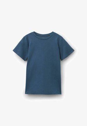 Prosty t-shirt z krótkim rękawem i okrągłym dekoltem w jednolitym ciemnoniebieskim kolorze, ułożony płasko na białym tle.