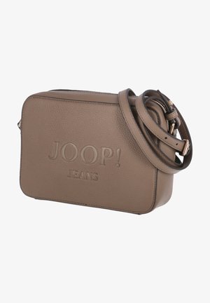 Torba na ramię z taupe skóry z regulowanym paskiem i wytłoczonym logo "JOOP! JEANS" na przodzie, prostokątny kształt z zaokrąglonymi krawędziami.
