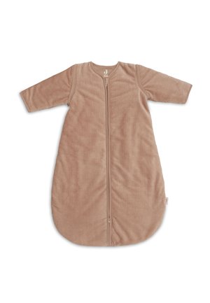 Zachte bruine corduroy babyslaapzak met lange mouwen en een rits aan de voorkant, ontworpen voor warmte en comfort.